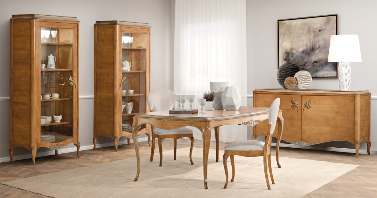 Sala de jantar com mesa, louceiro e aparador