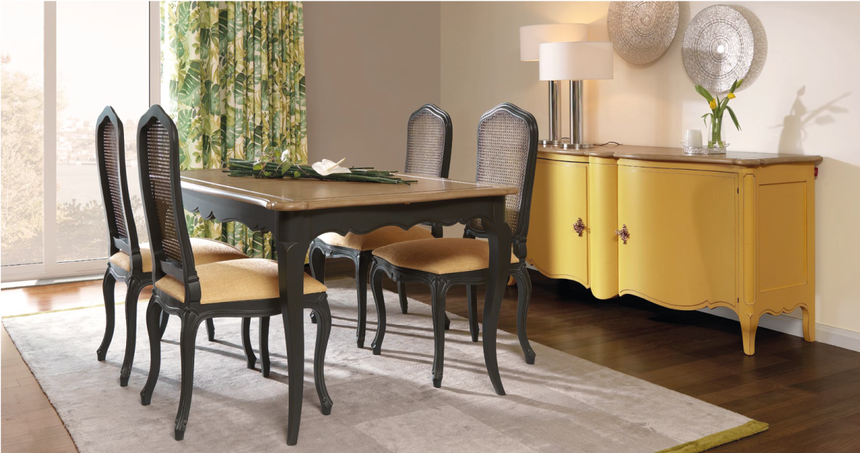 Sala de jantar com mesa, louceiro e aparador
